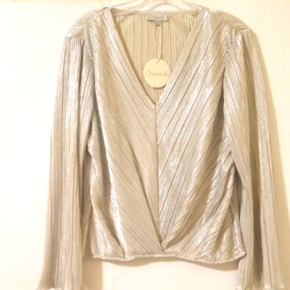 CHENAULT SHIMMERING CREAM SILVER RIBBED V-NECK BELL SLEEVE TOP SIZE MEDIUM NWT